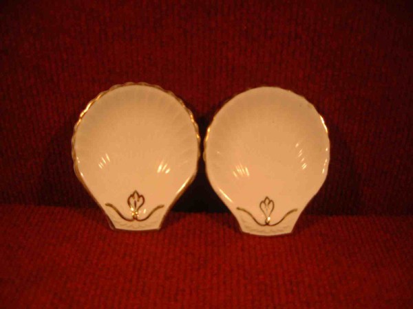 PAIR OF SOUVENIR DISHES FROM THE LINER QUEEN ELIZABETH II